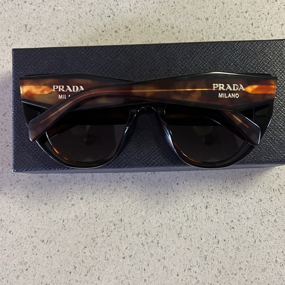 Prada tortoise shell sunglasses - Picture 2 of 5